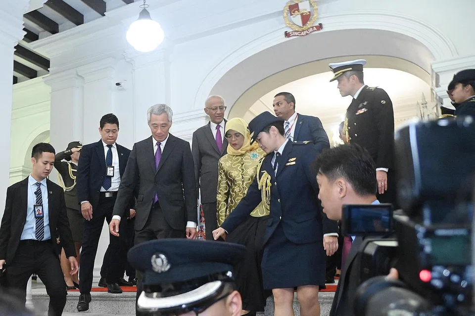 MAJLIS PERPISAHAN: Perdana Menteri Encik Lee Hsien Loong bersama Presiden Halimah Yacob di Istana selepas majlis perpisahan buat Puan Halimah pada Rabu.