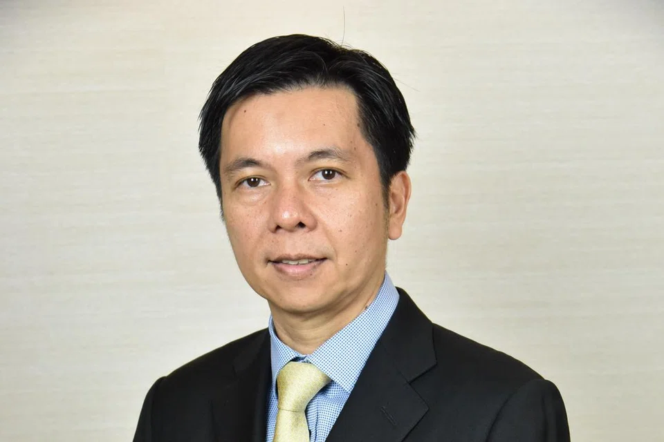 Dr Nor Azhari Mohd Zam,  Perunding Kanan Pakar Urologi.