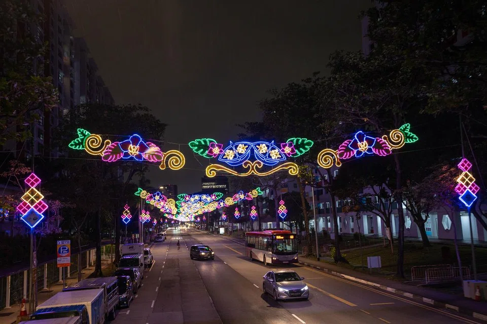 Jalan raya sepanjang Geylang Serai dihiasi dengan lampu berwarna-warni sempena musim perayaan. 