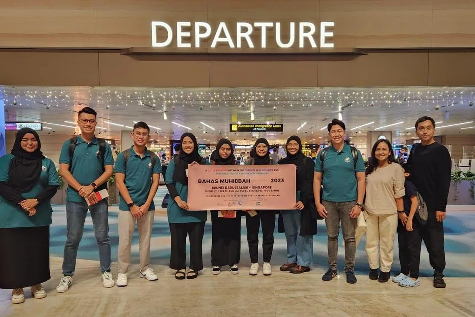 BAHAS MUHIBBAH: Seramai lima peserta yang akan mewakili Singapura untuk Bahas Muhibbah 2023 telah berangkat ke Brunei pada 7 Disember.