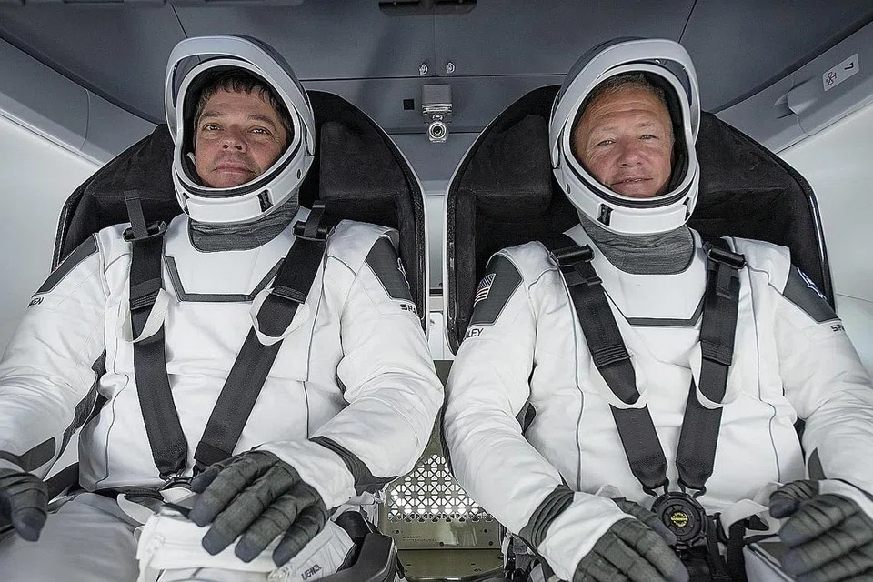 Encik Robert Behnken (kiri) dan Encik Douglas Hurley.