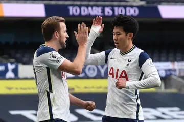 GANDINGAN PALING BERBISA?: Harry Kane (kiri) dan Son Heung Min (kanan) kian mempamerkan persefahaman mantap di depan gawang lawan. Jika kededua kapten England dan Korea Selatan ini mengekalkan kemampuan menjaringkan gol, mereka dijangka menjadi gandingan paling berbisa dalam sejarah Liga Perdana England. Mereka sejauh ini telah menjaringkan 32 gol. - Foto EPA-EFE