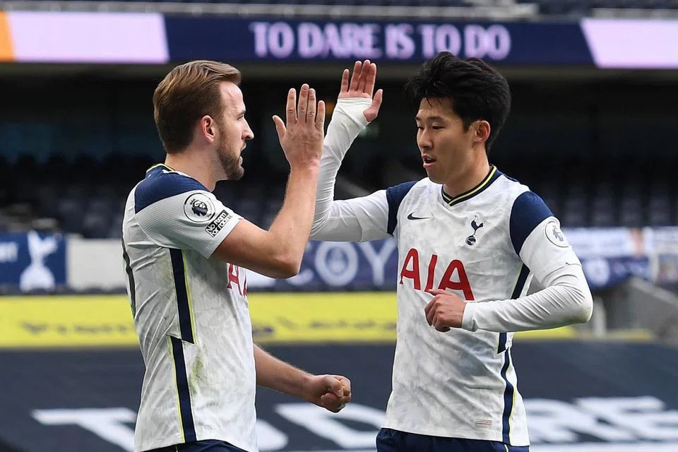 GANDINGAN PALING BERBISA?: Harry Kane (kiri) dan Son Heung Min (kanan) kian mempamerkan persefahaman mantap di depan gawang lawan. Jika kededua kapten England dan Korea Selatan ini mengekalkan kemampuan menjaringkan gol, mereka dijangka menjadi gandingan paling berbisa dalam sejarah Liga Perdana England. Mereka sejauh ini telah menjaringkan 32 gol. - Foto EPA-EFE