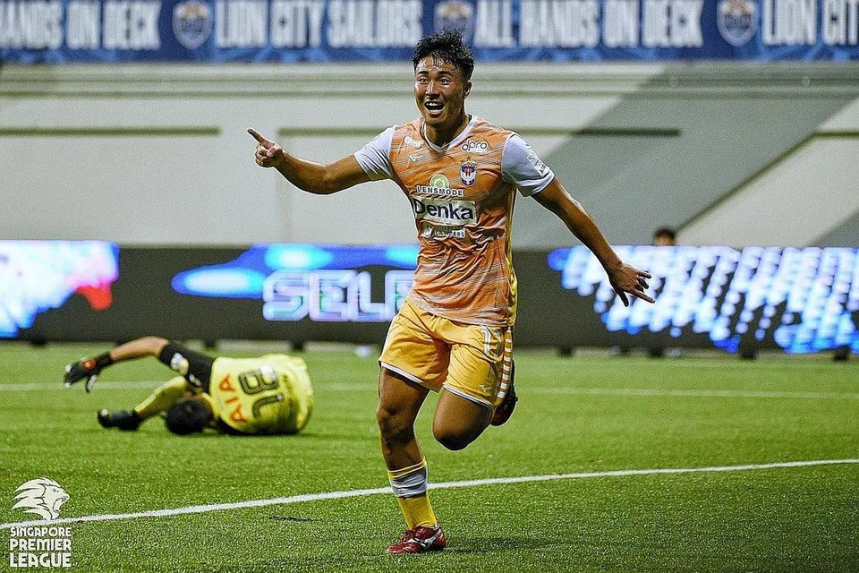 PERSAINGAN HANGAT: Penyerang Tampines Rovers, Boris Kopitovic dan Kodai Tanaka (gambar atas) daripada Albirex Niigata bersaing untuk merebut anugerah But Emas SPL sebagai penjaring gol terbanyak liga musim ini. 