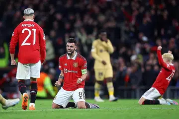 SORAKAN KAPTEN!: Bruno Fernandes (dua dari kiri) meraikan kemenangan hebat Man U menyingkirkan Barcelona 2-1 selepas wisel penamat.. - Foto REUTERS