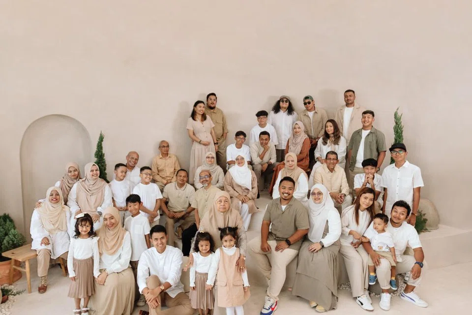 KELUARGA BESAR CIK HASNAH : Seramai 38 anak-beranak berkumpul untuk bergambar bersama, mengikut tema.