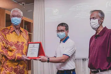 HARGAI BIMBINGAN: Bagi menghargai bimbingan dan sokongan yang diberikan ESM Goh Chok Tong kepada 4PM, beliau telah dianugerahkan Anugerah Rakan Cemerlang 4PM. Anugerah itu telah disampaikan Encik Edwin Tong dengan disaksikan Presiden 4PM, Encik Izzuddin Taherally. - Foto BM Oleh NUR DIYANA TAHA