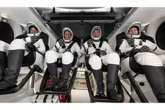KEMBALI KE BUMI: Gambar dari NASA menunjukkan empat angkasawan Crew Dragom SpaceX, (dari kiri) Cik Jessica Watkins, Encik Robert Hines, Encik Kjell Lindgren dan Cik Samantha Cristoforetti, bergambar selepas mendarat di Lautan Atlantik berdekatan perairan Jacksonville, Florida, Amerika Syarikat, kelmarin. - Foto AFP