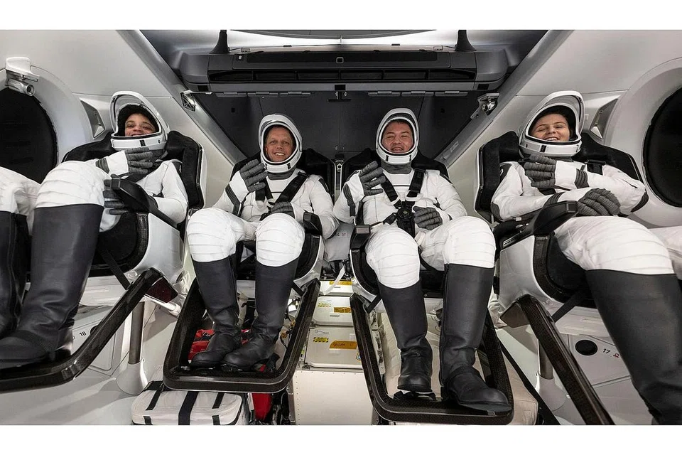 KEMBALI KE BUMI: Gambar dari NASA menunjukkan empat angkasawan Crew Dragom SpaceX, (dari kiri) Cik Jessica Watkins, Encik Robert Hines, Encik Kjell Lindgren dan Cik Samantha Cristoforetti, bergambar selepas mendarat di Lautan Atlantik berdekatan perairan Jacksonville, Florida, Amerika Syarikat, kelmarin. - Foto AFP