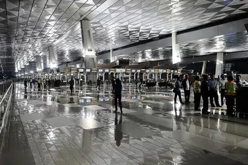 KEMUDAHAN LALUAN KHAS: Penumpang pesawat antara Singapura dengan Indonesia akan dapat memanfaatkan kemudahan Laluan Hijau Timbal Balik (RGL), di Lapangan Terbang Antarabangsa Soekarno-Hatta, Tangerang, yang akan berkuat kuasa Isnin ini. - Foto AFP