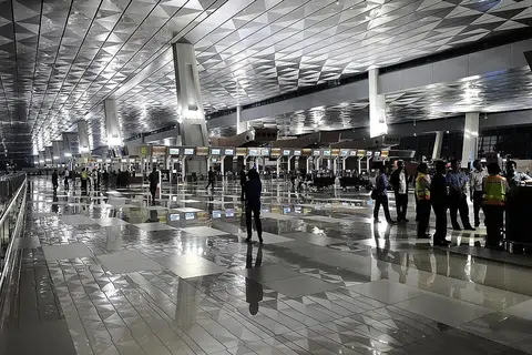 KEMUDAHAN LALUAN KHAS: Penumpang pesawat antara Singapura dengan Indonesia akan dapat memanfaatkan kemudahan Laluan Hijau Timbal Balik (RGL), di Lapangan Terbang Antarabangsa Soekarno-Hatta, Tangerang, yang akan berkuat kuasa Isnin ini. - Foto AFP