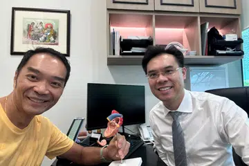 Pakar Perunding Kanan Kardiologi, di The Harley Street Heart and Vascular Centre, Dr Reginald Liew (kanan), bersama pesakit, Encik Albert Tay.