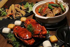 MAKANAN LAUT ENAK: Restoran Four Seasons Durians di Jewel menawarkan sajian makanan laut seperti ketam lada hitam, kari kepala ikan dan udang bijirin yang enak pada harga yang berpatutan. - Foto NUR SYAMIMI AWALLUDIN