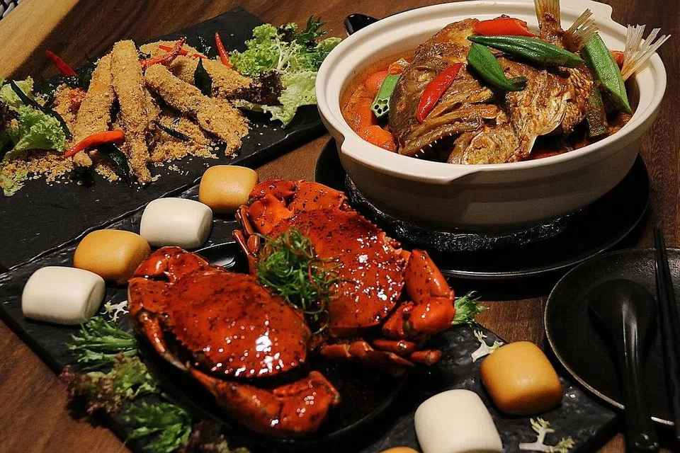 MAKANAN LAUT ENAK: Restoran Four Seasons Durians di Jewel menawarkan sajian makanan laut seperti ketam lada hitam, kari kepala ikan dan udang bijirin yang enak pada harga yang berpatutan. - Foto NUR SYAMIMI AWALLUDIN