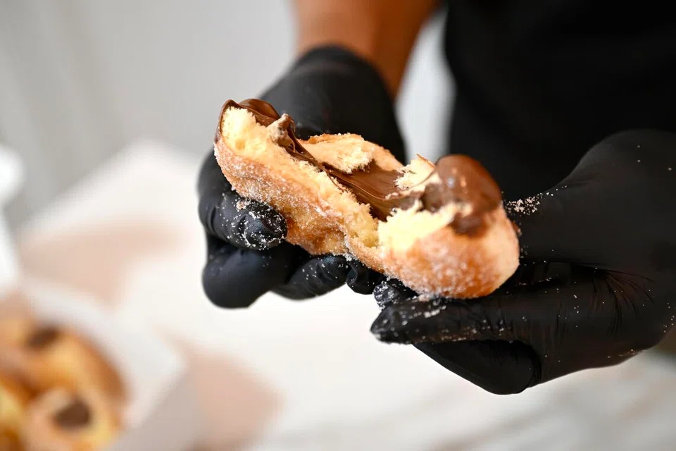 Bombolini yang padat diisi dengan Nutella.