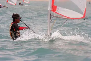 BERBAKAT DI LAUT: Fendi muncul naib juara 'byte' di Kejohanan Dunia yang berlangsung di Pattaya, Thailand, pada 2007 manakala di Kejohanan Dunia yang diadakan di Weymouth, United Kingdom, pada tahun berikutnya beliau menduduki tangga ketiga. - Foto fail