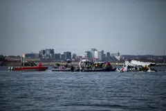 Pasukan mencari dan menyelamat berhampiran Lapangan Terbang Ronald Reagan Washington National, susulan perlanggaran sebuah pesawat penumpang dengan sebuah helikopter tentera yang terhempas ke Sungai Potomac, di Arlington, Virginia, Amerika Syarikat, pada 30 Januari. 