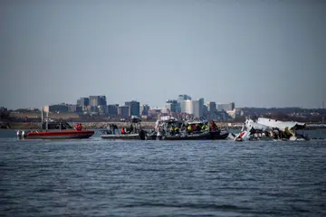 Pasukan mencari dan menyelamat berhampiran Lapangan Terbang Ronald Reagan Washington National, susulan perlanggaran sebuah pesawat penumpang dengan sebuah helikopter tentera yang terhempas ke Sungai Potomac, di Arlington, Virginia, Amerika Syarikat, pada 30 Januari. 