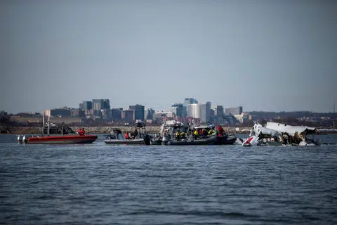 Pasukan mencari dan menyelamat berhampiran Lapangan Terbang Ronald Reagan Washington National, susulan perlanggaran sebuah pesawat penumpang dengan sebuah helikopter tentera yang terhempas ke Sungai Potomac, di Arlington, Virginia, Amerika Syarikat, pada 30 Januari. 