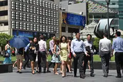 Pekerja pejabat di Raffles Place. 