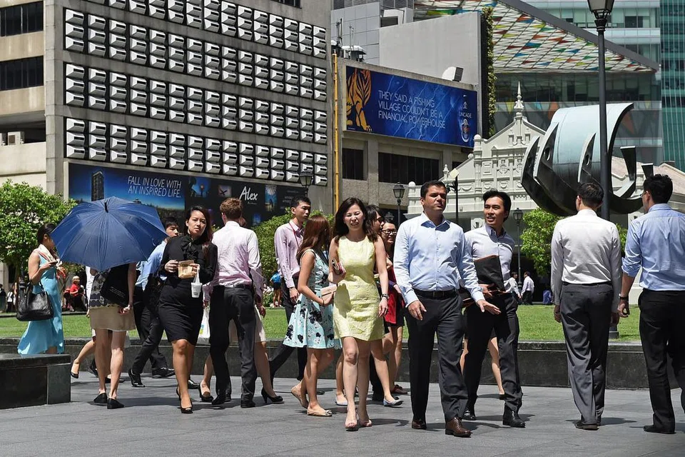 Pekerja pejabat di Raffles Place. 