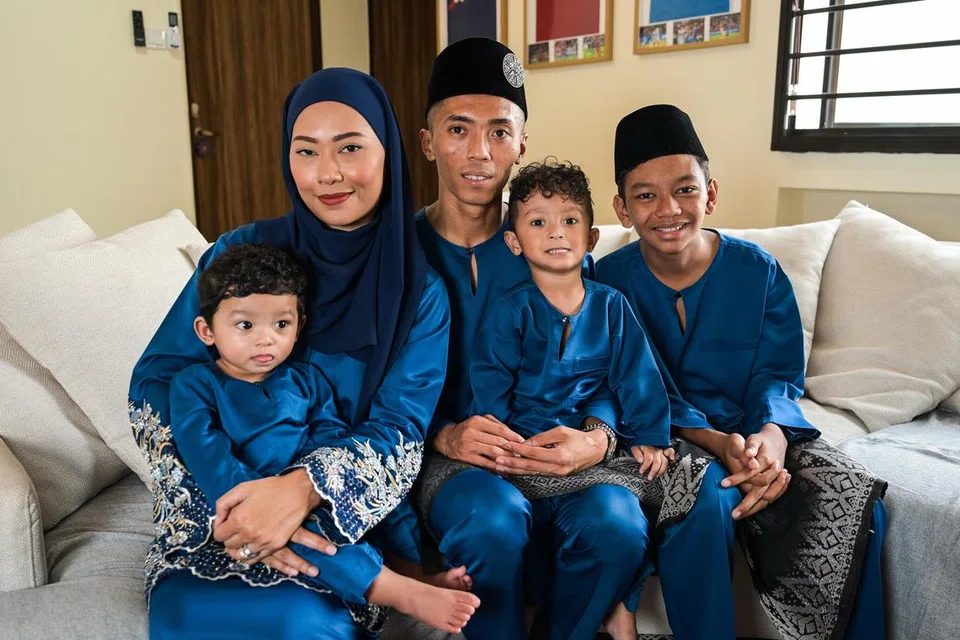 Pemain bola sepak, Shawal Anuar (tengah), berkata keluarga yang menjadi tonggak dalam kerjayanya. (Dari kiri) Shazayn Rizqi, 10 bulan; isterinya, Mariah Mahran, 33 tahun; Shaqeeb Rizqi, tiga tahun; dan Muhammad Rian, 15 tahun, bangga dengan pencapaian beliau.