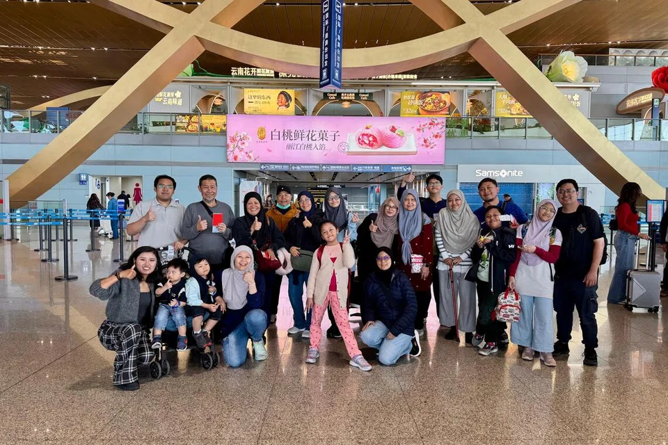 Penulis, Cik Nur Humaira Sajat (empat dari kiri) bersama jurupandu tempatan, Cik Sophia (paling kiri) di Lapangan Terbang Antarabangsa Kunming Changshui.