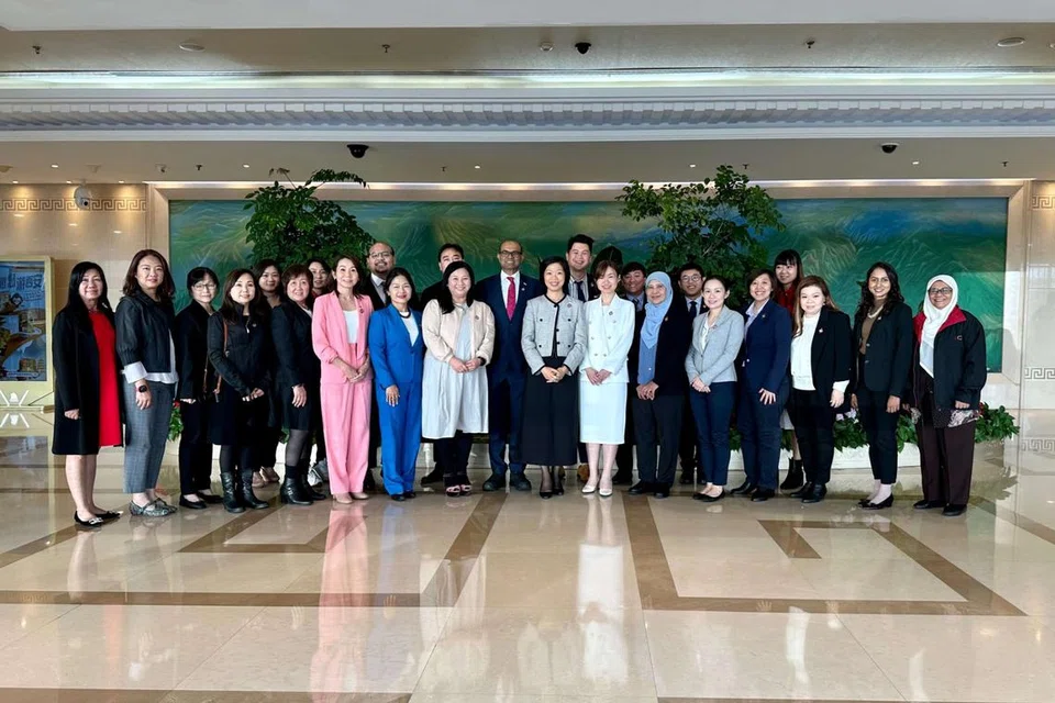 LAWAT CHINA: Satu rombongan seramai 24 anggota daripada Sayap Wanita (WW) Parti Tindakan Rakyat (PAP) dan PAP Muda (YP) telah berangkat ke Beijing, China, bagi satu lawatan pembelajaran selama empat hari.