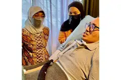 BERI GALAKAN: Riz Sunawan berkata Presiden Halimah Yacob (kiri) memberinya banyak galakan, lebih-lebih lagi berhubung kerja dan kegiatannya bagi meningkatkan kesedaran tentang penyakit saraf motor neuron (MND), atau Amyotrophic Lateral Sclerosis (ALS). - Foto ihsan RIZ SUNAWAN