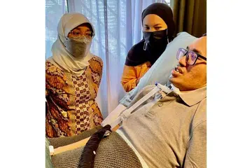 BERI GALAKAN: Riz Sunawan berkata Presiden Halimah Yacob (kiri) memberinya banyak galakan, lebih-lebih lagi berhubung kerja dan kegiatannya bagi meningkatkan kesedaran tentang penyakit saraf motor neuron (MND), atau Amyotrophic Lateral Sclerosis (ALS). - Foto ihsan RIZ SUNAWAN