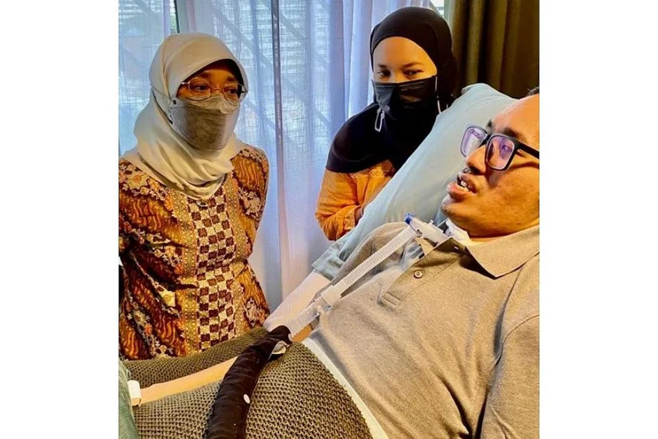 BERI GALAKAN: Riz Sunawan berkata Presiden Halimah Yacob (kiri) memberinya banyak galakan, lebih-lebih lagi berhubung kerja dan kegiatannya bagi meningkatkan kesedaran tentang penyakit saraf motor neuron (MND), atau Amyotrophic Lateral Sclerosis (ALS). - Foto ihsan RIZ SUNAWAN