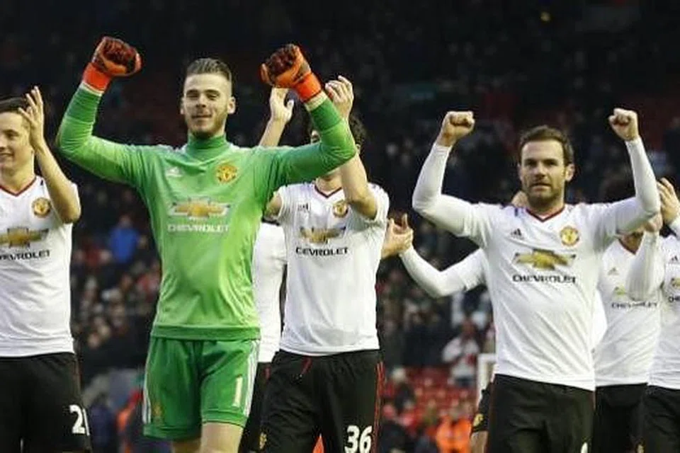 TAMBAH KEYAKINAN: Pemain United meraikan kemenangan ke atas Liverpool di Anfield kelmarin. Van Gaal percaya pasukannya boleh menjuarai EPL tahun ini. - Foto REUTERS