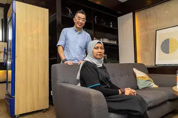 SAMBUT BAIK: Penolong Katering syarikat Kitchen Haus Group, Cik Marsita Kamis, dan Ketua Pegawai Operasi syarikat tersebut, Encik Tan Chow Jin, menyambut baik saranan Kluster Tiga Pihak bagi Perkhidmatan Makanan (TCF) berkenaan Model Gaji Progresif (PWM). - Foto CMG