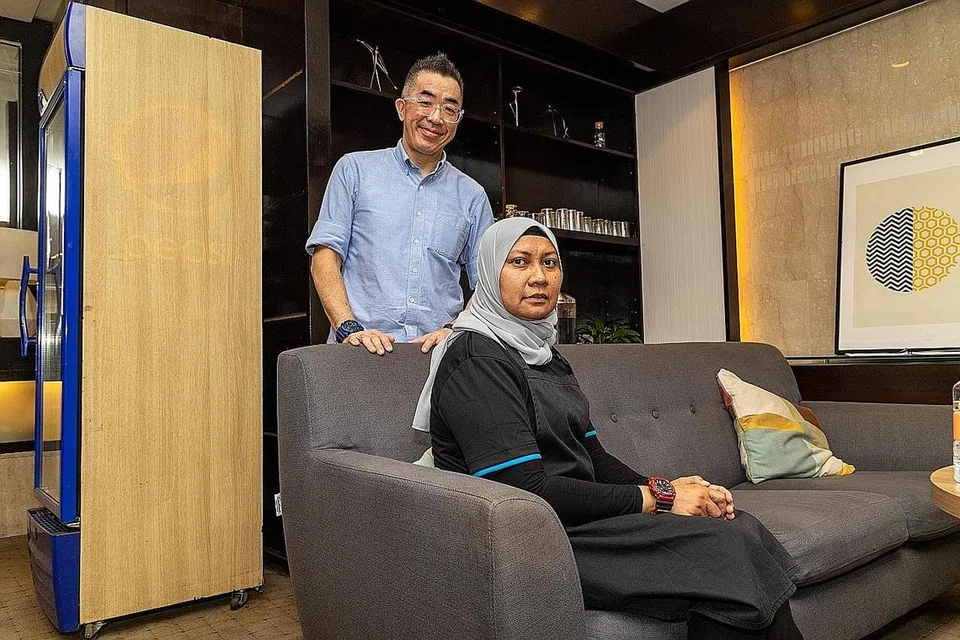 SAMBUT BAIK: Penolong Katering syarikat Kitchen Haus Group, Cik Marsita Kamis, dan Ketua Pegawai Operasi syarikat tersebut, Encik Tan Chow Jin, menyambut baik saranan Kluster Tiga Pihak bagi Perkhidmatan Makanan (TCF) berkenaan Model Gaji Progresif (PWM). - Foto CMG