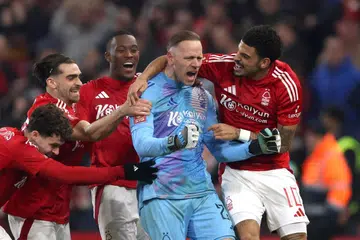 Penjaga gol Nottingham Forest, Matz Sels (dua dari kanan), gembira selepas menyelamatkan tendangan penalti dan membantu pasukan itu ke peringkat suku akhir.