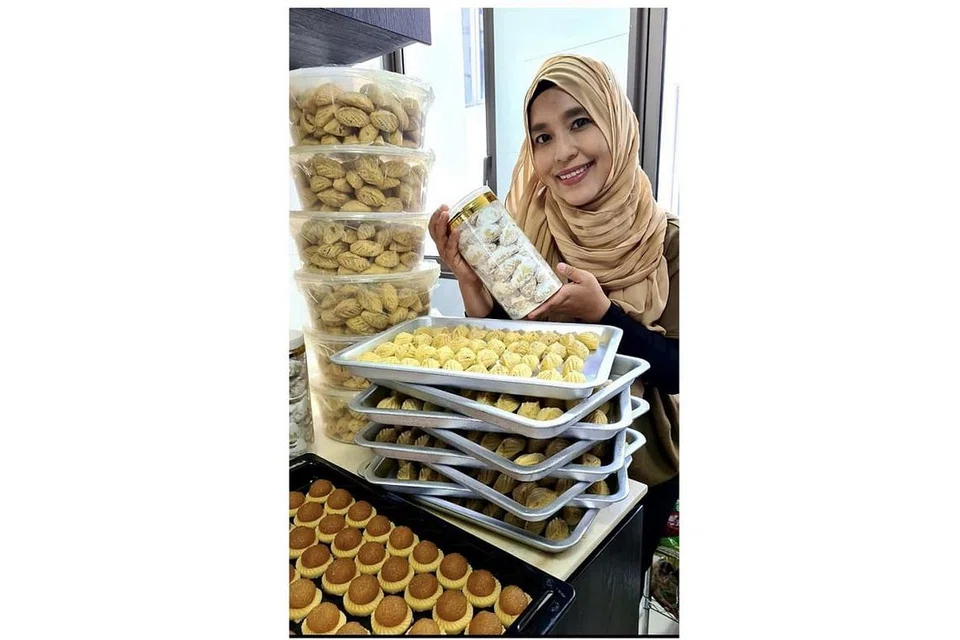 TEMPAHAN MELONJAK NAIK: Tahun ini, Cik Hazreen mendapat tempahan sekitar 2,000 botol bagi pelbagai jenis biskut termasuk kuih tart, makmur dan coklat cip. - Foto ihsan HAZREEN MAHMOOD HUSSAIN 
