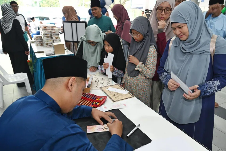 Seni tulisan khat adalah antara kegiatan yang disediakan untuk masyarakat Islam di Festival QuranSG 2024 yang diadakan di Masjid An-Nur pada 13 dan 14 Julai.