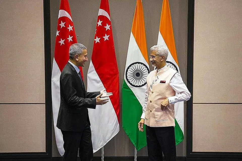 KEKAL ERAT: Dr Vivian Balakrishnan (kiri) bertemu dengan Menteri Ehwal Luar India, Dr S. Jaishankar, kelmarin, serta membincangkan antara lain, meningkatkan kerjasama dalam bidang baru seperti ekonomi digital. - Foto FACEBOOK / VIVIAN BALAKRISHNAN