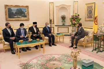 Encik Masagos (dua dari kanan) menemui Sultan Brunei, Sultan Hassanal Bolkiah (paling kanan), semalam (11 Jun).
