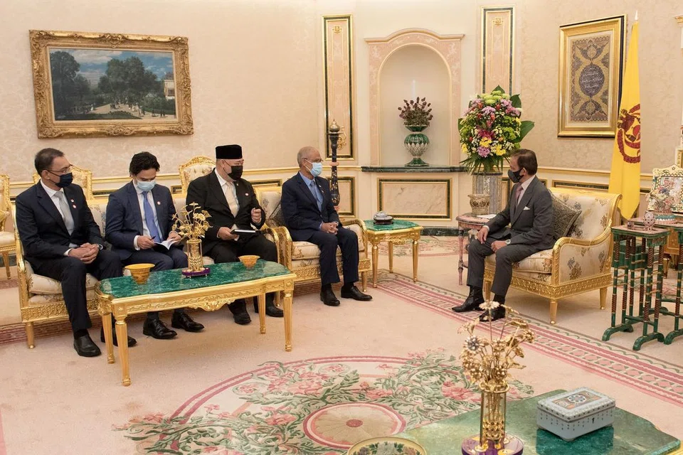 Encik Masagos (dua dari kanan) menemui Sultan Brunei, Sultan Hassanal Bolkiah (paling kanan), semalam (11 Jun).