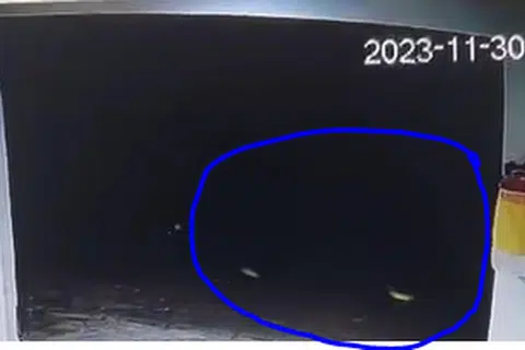 MASUK PERKARANGAN: Daripada rakaman kamera litar tertutup (CCTV), dapat dilihat beberapa individu memasuki vila yang diinap Encik Redha Indra sekeluarga, di samping sebuah motosikal yang dilihat meninggalkan vila itu.
