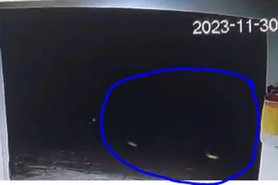 MASUK PERKARANGAN: Daripada rakaman kamera litar tertutup (CCTV), dapat dilihat beberapa individu memasuki vila yang diinap Encik Redha Indra sekeluarga, di samping sebuah motosikal yang dilihat meninggalkan vila itu.