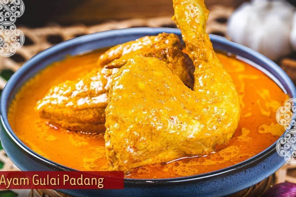 Hidangan Ayam Gulai Padang dari Rumah Makan Minang adalah antara hidangan klasik yang boleh dinikmati. 