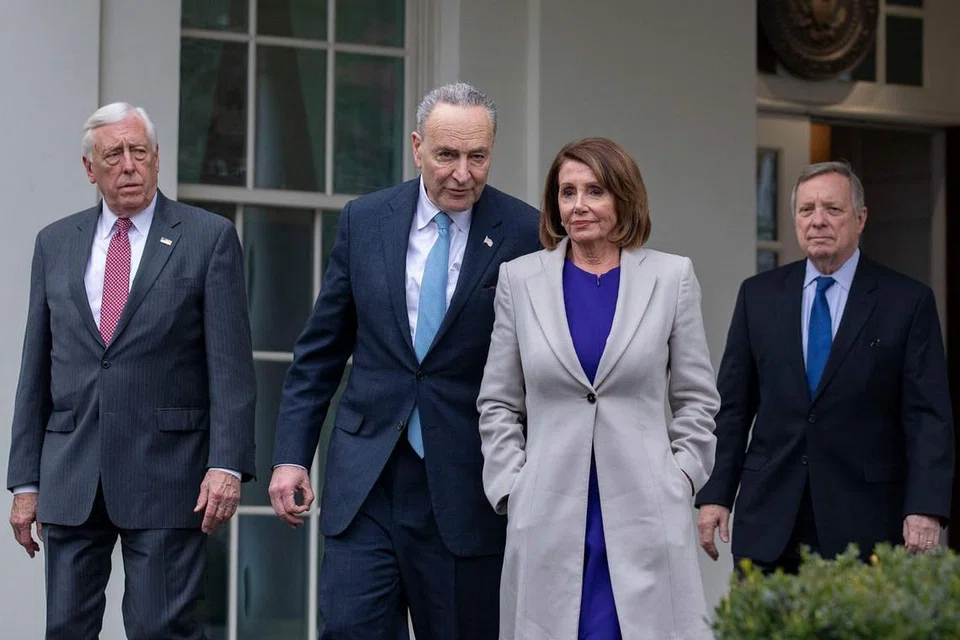 PENUTUPAN PEMERINTAHAN: Pemimpin Demokrat termasuk (dari kiri) Encik Steny Hoyer, Encik Chuck Schumer, Cik Nancy Pelosi dan Encik Dick Durbin meninggalkan Rumah Putih selepas bertemu dengan Presiden Donald Trump untuk berbincang tentang penutupan pemerintahan Amerika. 