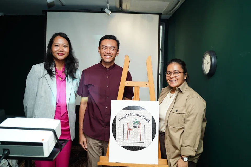 Anggota Parlimen GRC Jalan Besar Dr Wan Rizal Wan Zakariah (tengah) melancarkan Thought Partner Studio (TPS) pada 28 Januari. Bersamanya ialah pengasas TPS, Cik Hamidah Otheman (kiri) dan pengurus komunitinya, Cik QJ Magalzo (kanan).