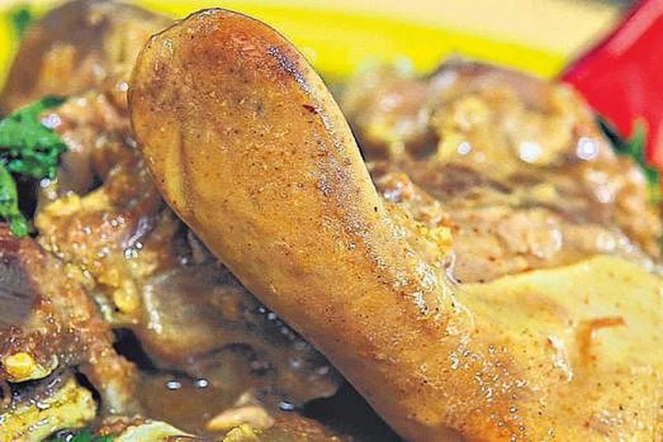 HIDANGAN MEMBUKA SELERA: Inilah rupa sup lidah kambing daripada gerai Haji Abdul Rajak di Upper Boon Keng.