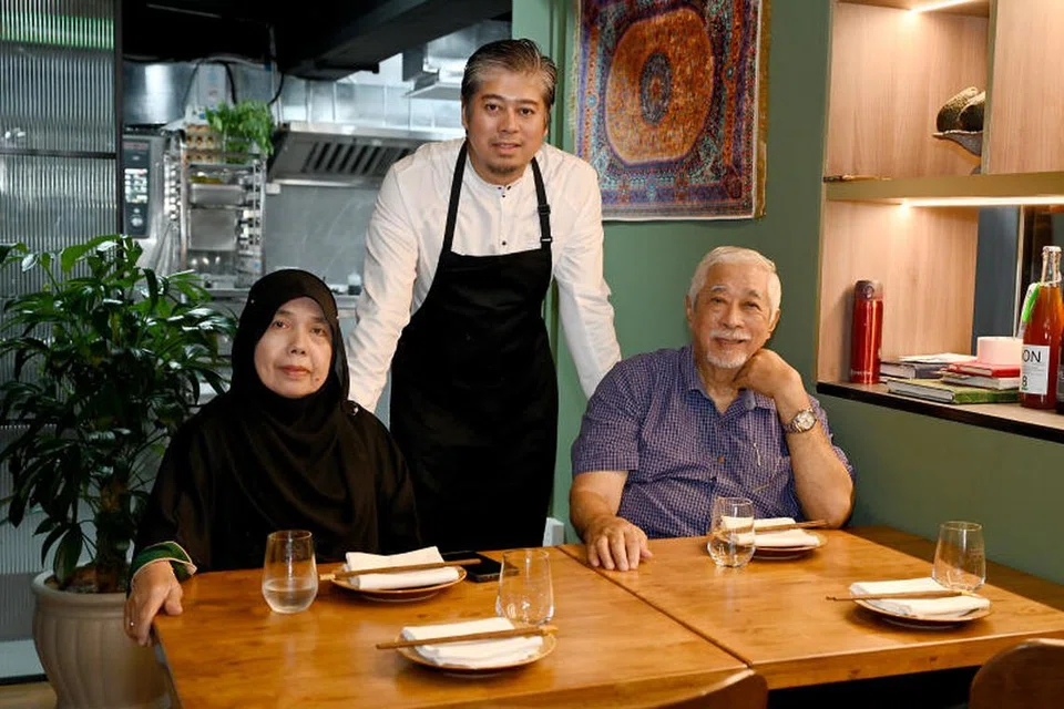 RESTU ORANG TUA: Cef Akmal (tengah) bersama ibu bapanya, Encik Mohammed Anuar Mohamed Nor dan Cik Raja Paridah Raja Harun,  perjuangkan makanan Melayu dalam konteks alaf berbeza. 