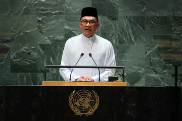 DIIKTIRAF DUNIA: Perdana Menteri Malaysia, Datuk Seri Anwar Ibrahim (tengah), disenaraikan sebagai antara pemimpin dan ahli politik Islam paling berpengaruh di dunia.
