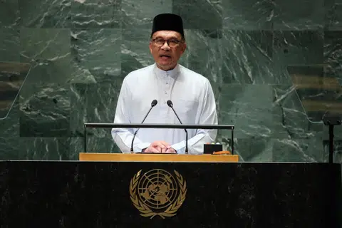 DIIKTIRAF DUNIA: Perdana Menteri Malaysia, Datuk Seri Anwar Ibrahim (tengah), disenaraikan sebagai antara pemimpin dan ahli politik Islam paling berpengaruh di dunia.