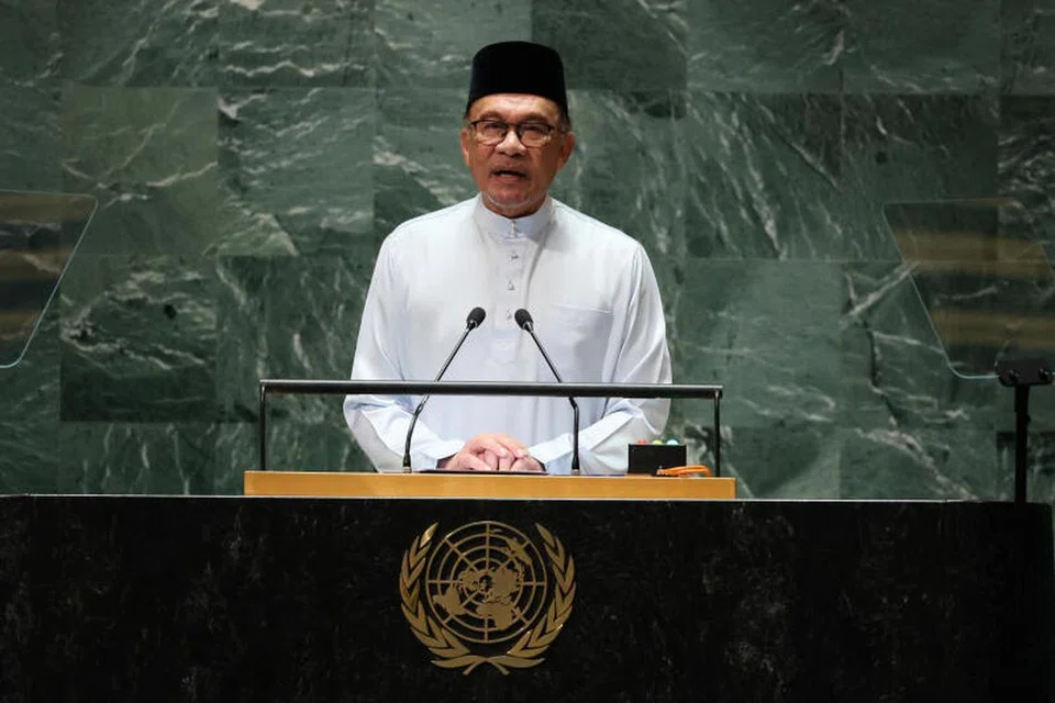 DIIKTIRAF DUNIA: Perdana Menteri Malaysia, Datuk Seri Anwar Ibrahim (tengah), disenaraikan sebagai antara pemimpin dan ahli politik Islam paling berpengaruh di dunia.